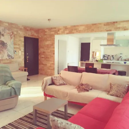 Deluxe Penthouse 3 Bedroom Apartment *